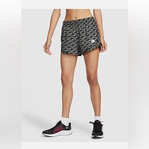 Women's Nike Dri-FIT Tempo Icon Clash Running Shorts. Size: Medium